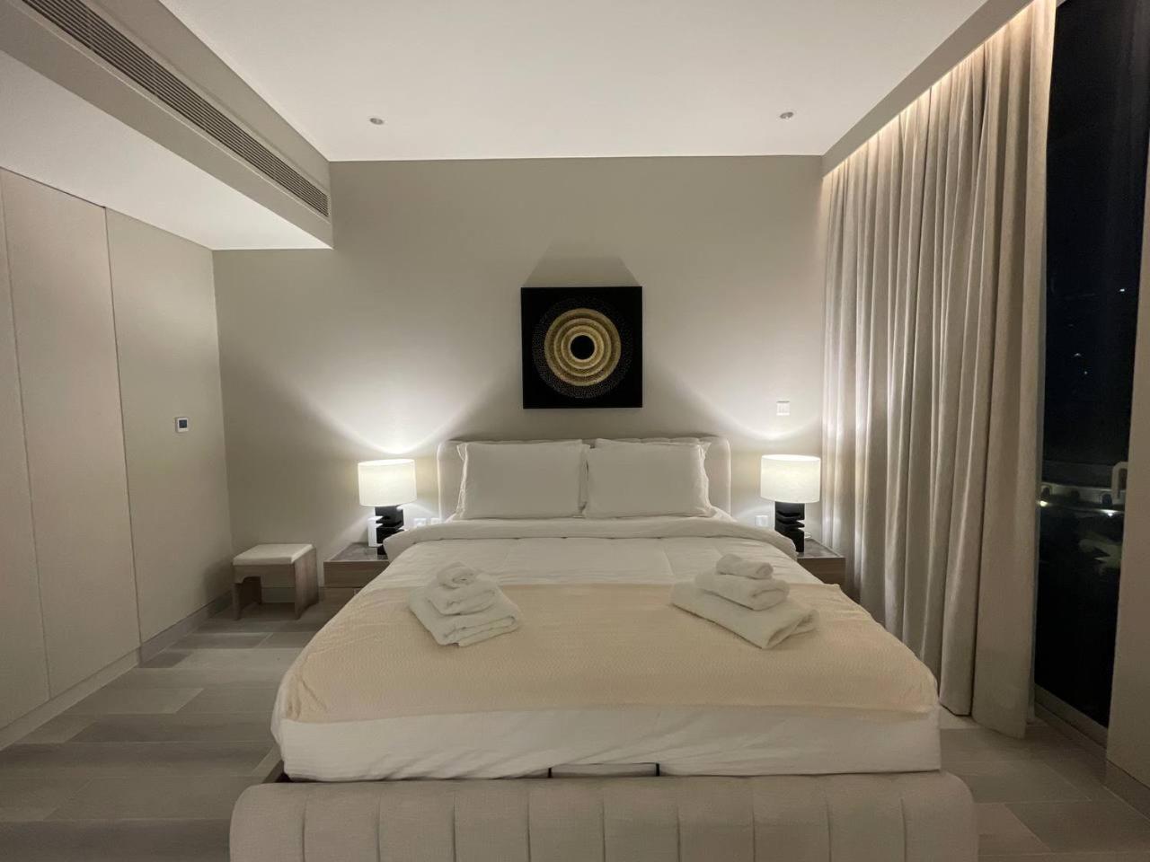Apartment Marina Walk Gem Modern With Pool & Gym Access, Steps To & Metro Managed By Sunnyhomes Dubai