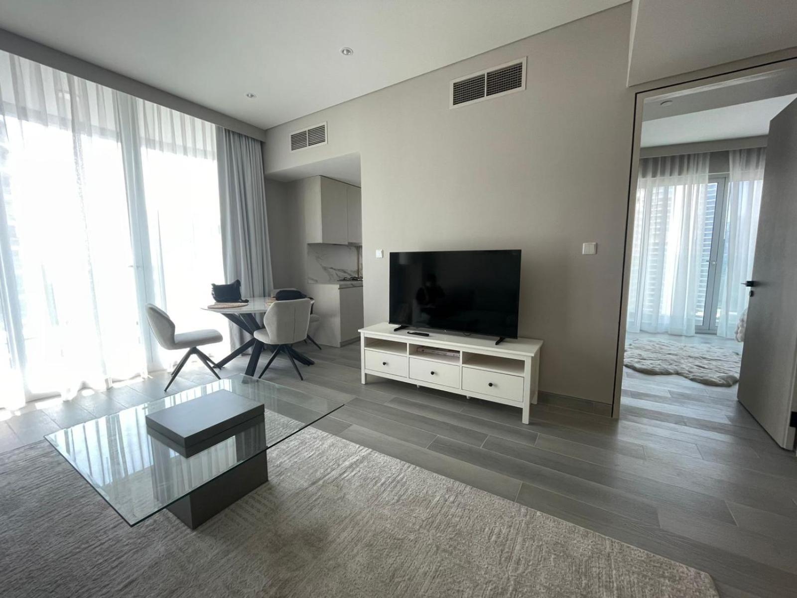 Apartment Marina Walk Gem Modern With Pool & Gym Access, Steps To & Metro Managed By Sunnyhomes Dubai